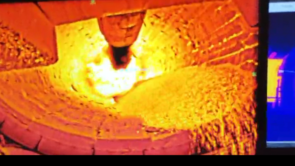 專業(yè)紅外熱像儀探入爐窯內(nèi)部，監(jiān)測(cè)內(nèi)部溫度